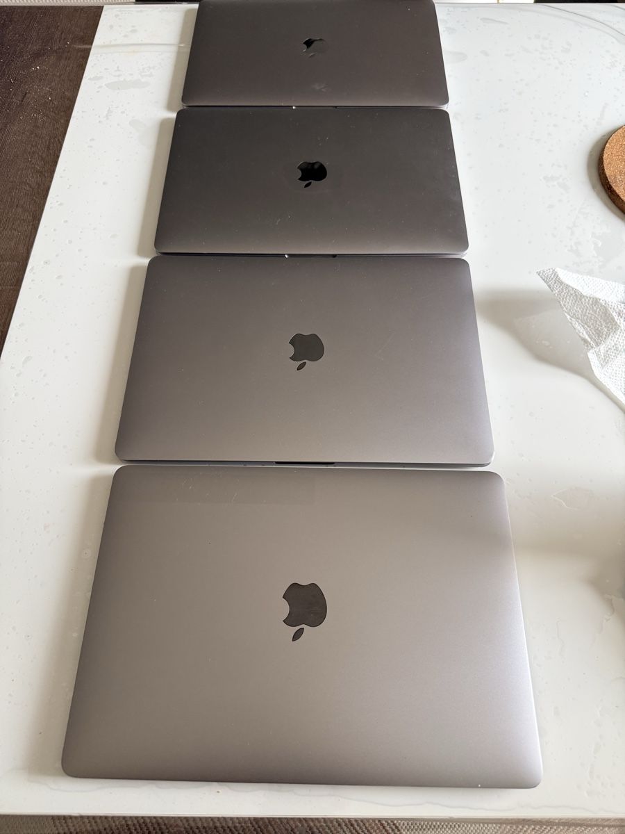 Apple PC: Lot de 4 MacBook Pro de 2017 – Difettoso da La Chaux-de-Fonds venduto da hed_27yb