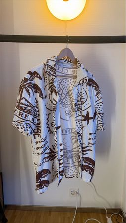 Sommerliches Hemd von Bershka mit speziellem Muster (L)