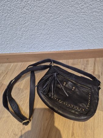 Umhängetasche Leder schwarz mit Nieten und Fransen