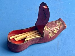 Damenschuh als Zündholzbehälter Messing Blech Leder