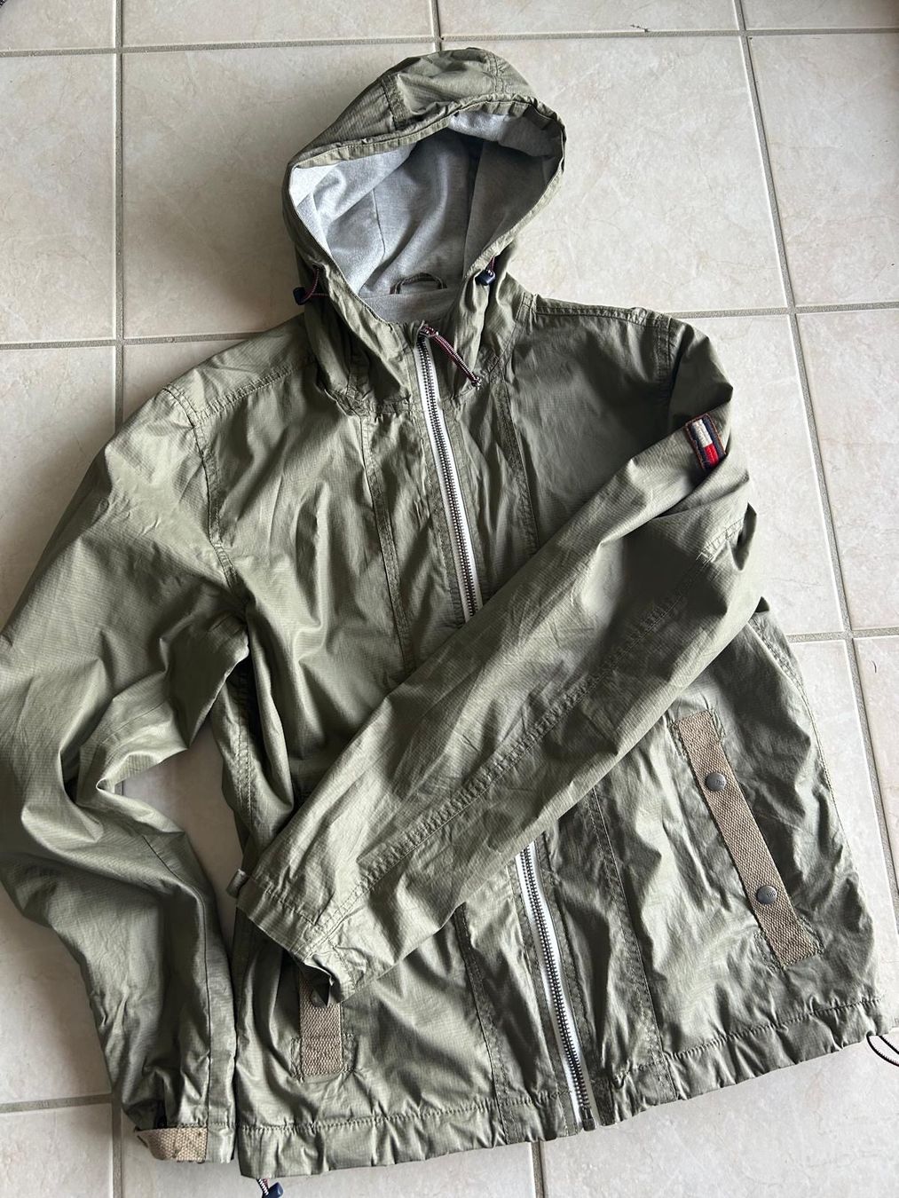 Tommy Hilfiger Giacche: Tommy Hilfiger Jacke Grösse M olivgrün hell – Usato da Biel-Benken BL venduto da Ddrummer