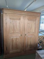 Grosser antiker Holzschrank, 2-türig