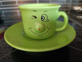 Grüne Espressotasse mit Gesicht und Unterteller