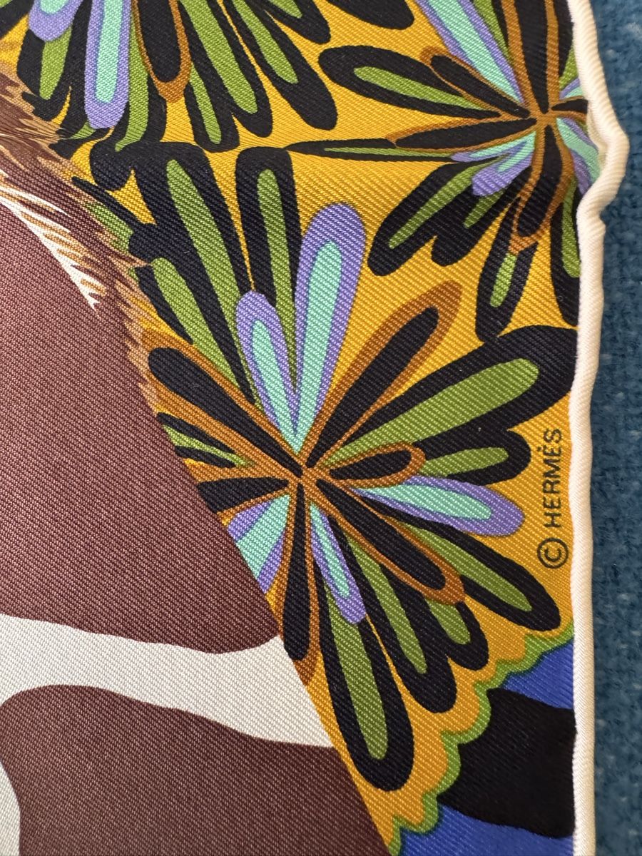Hermès Foulard & Sciarpe: Hermès gavroche 41x41cm neuf The Three Graces – Nuovo e nell'imballaggio originale da Genève venduto da HappyLifestyle 3