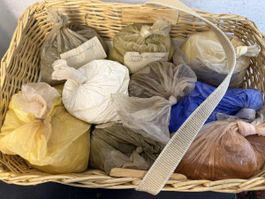Pigmente Set mit verschiedenen Farben im Korb gebraucht