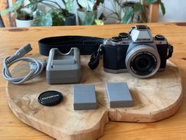 Olympus OM-D E-M10 Mark II mit Objektiv 14-42 (5700 Ausl.)
