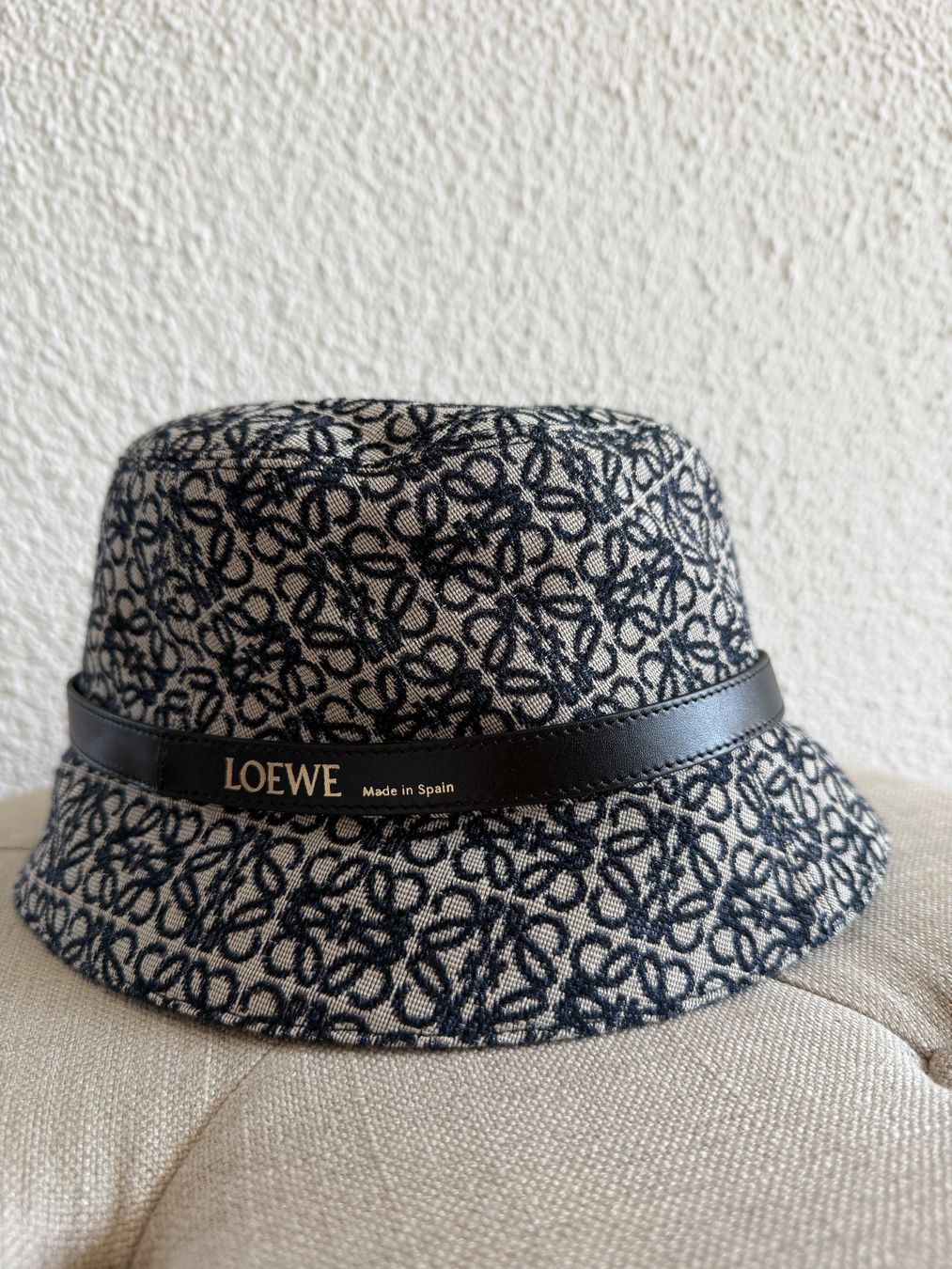 Loewe Copricapi, berretti & cappellini: Loewe Bucket Hat Damen 57cm – Usato da Wädenswil venduto da Alice_style