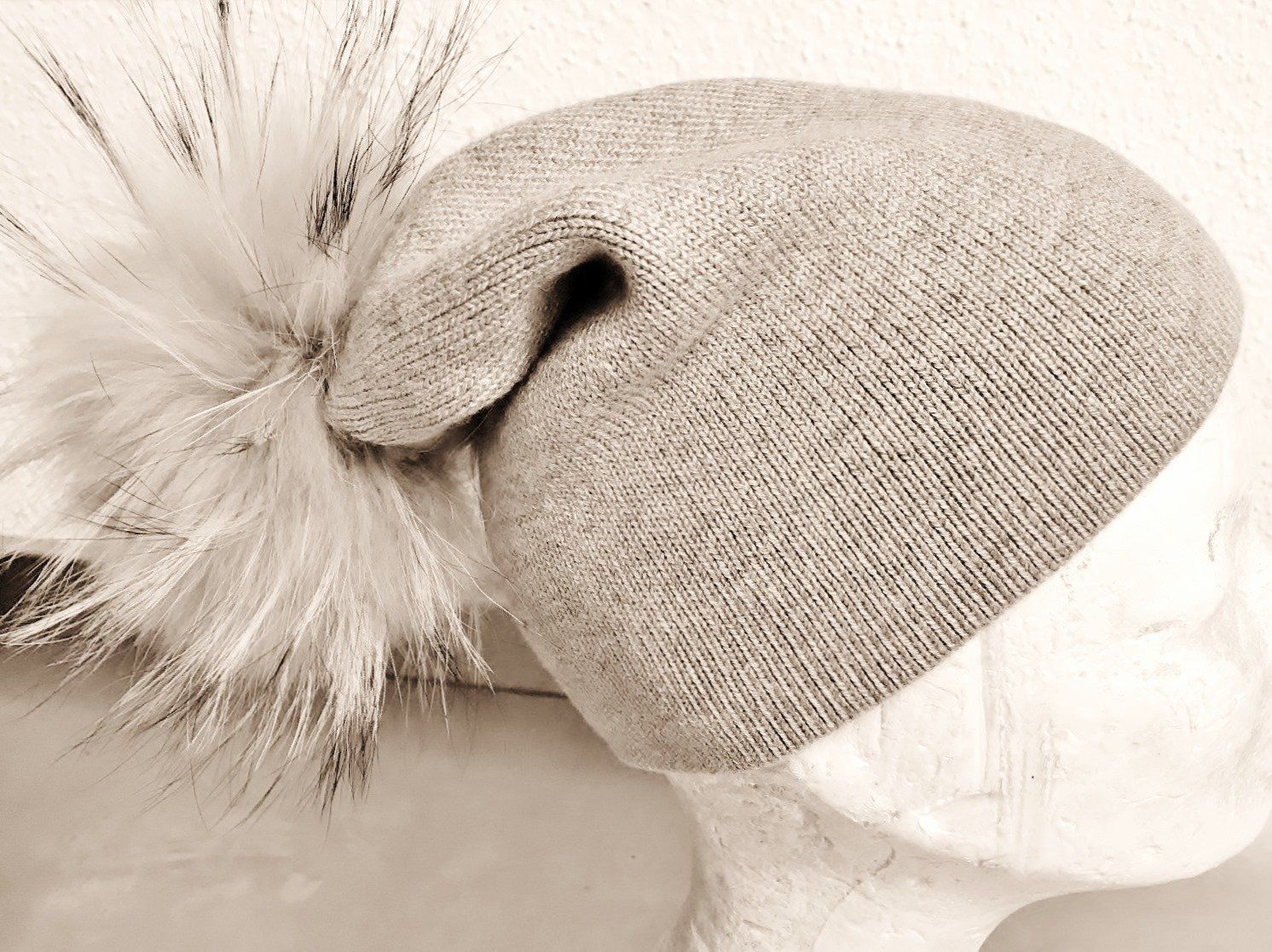 Chapeaux, bonnets & casquettes: wunderschöne Mütze mit Echtfellbommel und Strass, hellgrau – Neuf avec emballage d'origine à Adliswil par vette56 1