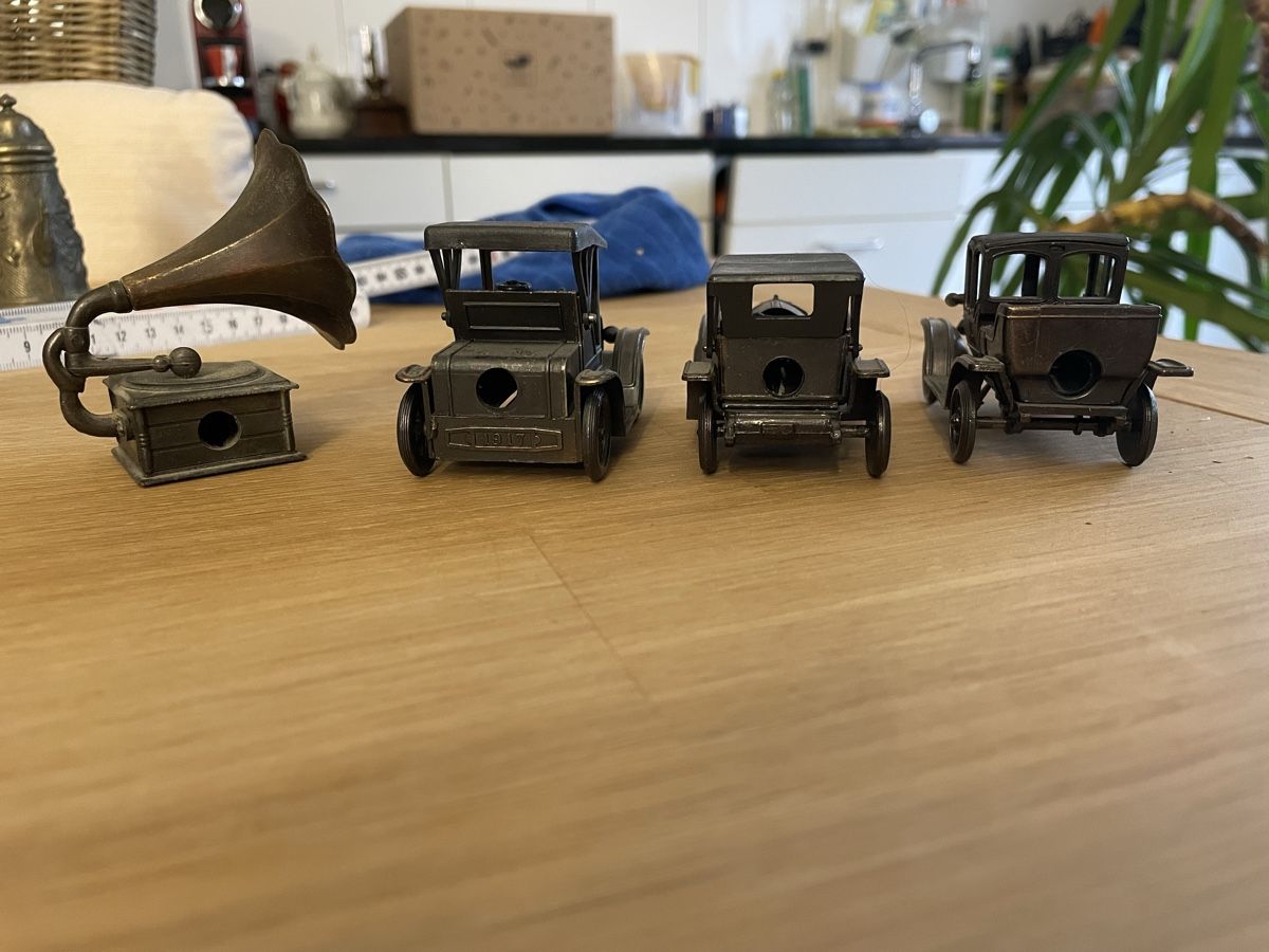 Temperini: Antike Bleistiftspitzer, 3 Oldtimer Autos +Grammophon – Usato da Aarau Rohr venduto da keedom 1