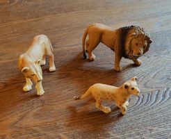 Schleich Löwenfamilie: Löwe, Löwin und Junges, 3 Figuren