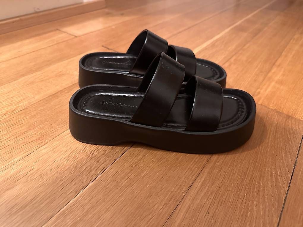 Scarpe da donna: Plateau-Slippers schwarz – Nuovo (secondo la descrizione) da Liestal venduto da alidajulia