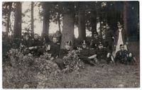 Soldaten rasten im Wald, gelaufen 1914