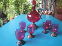 Antike Glaskaraffe in magenta mit 6 Gläsern / Messing-Fuss