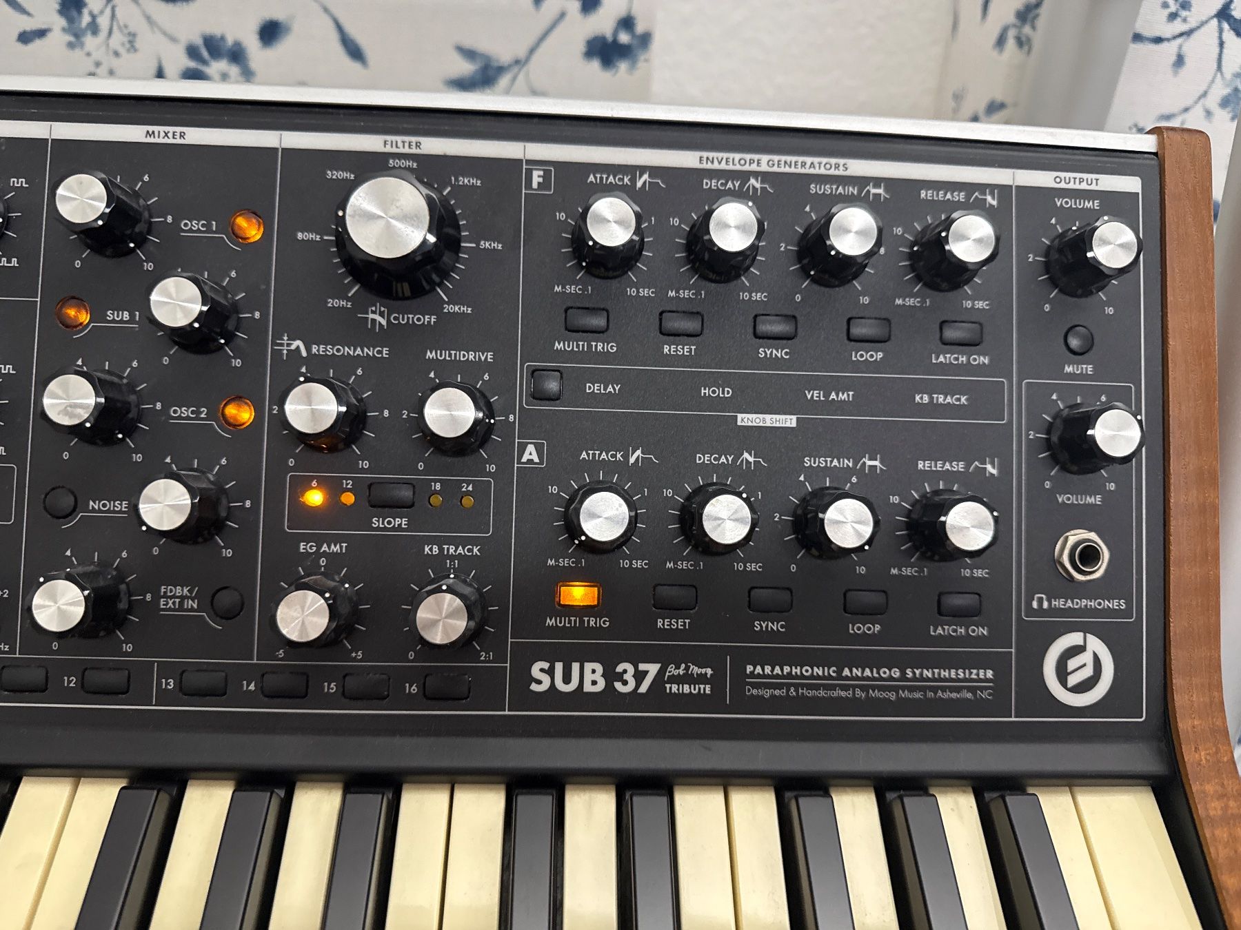Moog Musikinstrumente: Moog Sub 37 Tribute Edition Synthesizer + flight case – Gebraucht aus Aarau von Raveless 4