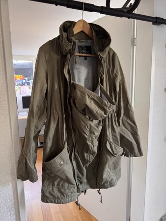 Umstandsjacke BPC olivgrün mit Trageeinsatz für Neugeborenes