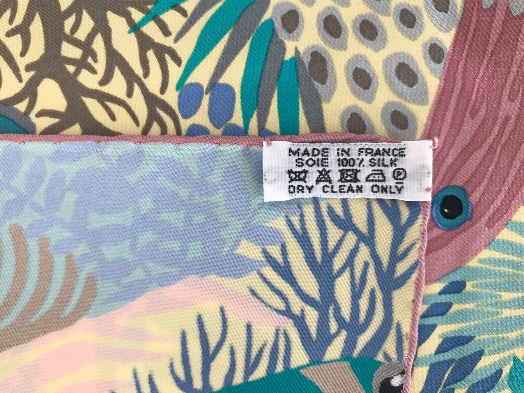Hermès Foulards, Tücher & Schals: Hermès Seidentuch 90x90 UNDER THE WAVES 🌊 🐳🐠🐬 – Gebraucht aus Luzern von  3