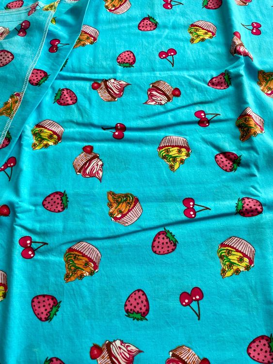 türkiser Baumwollstoff mit Cupcakes, Kirschen + Erdbeeren 2m | Kaufen ...