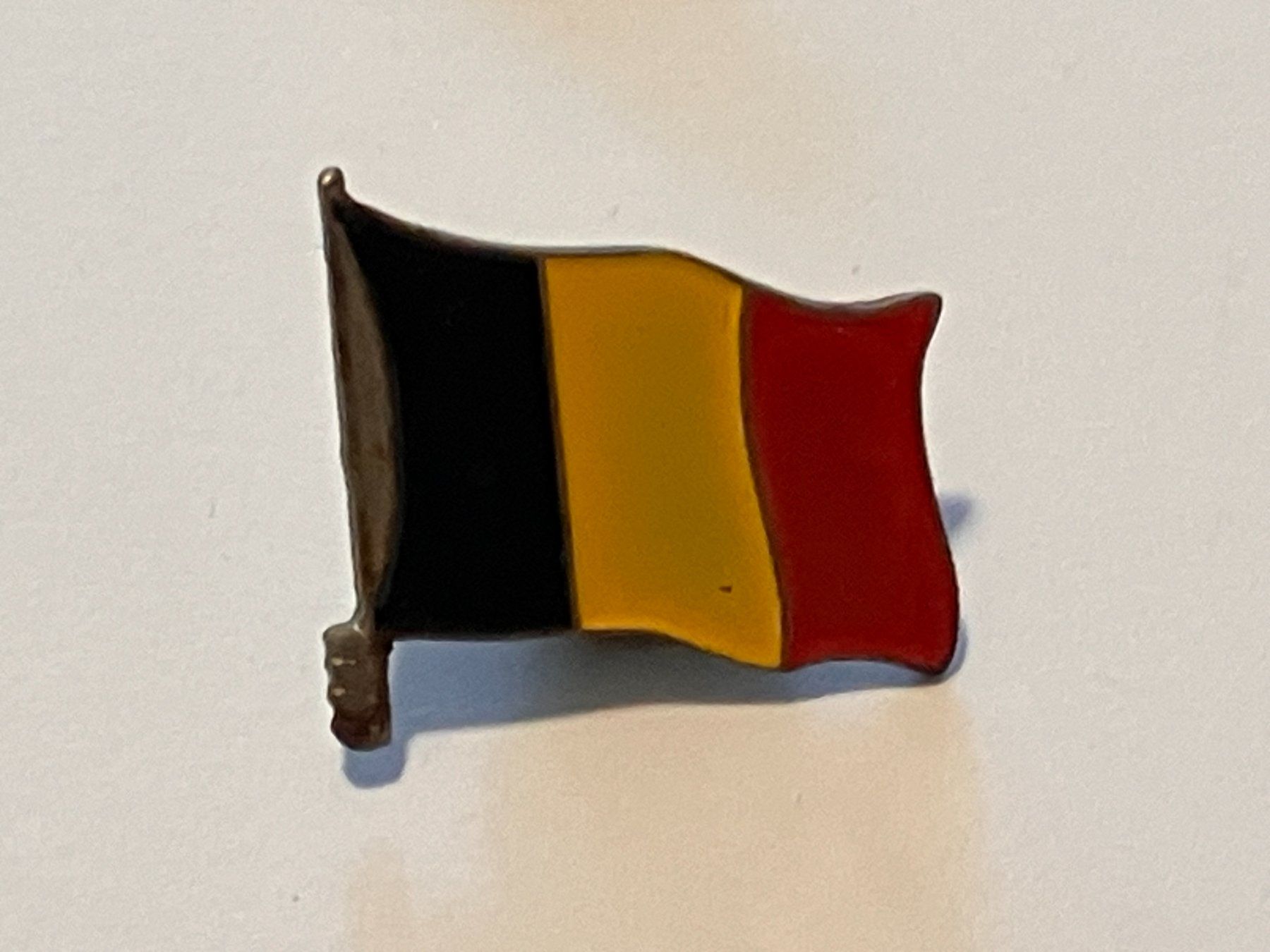 Placchette & Badge: 1 Pin Belgien Flagge – Usato da Basel venduto da djwwpp