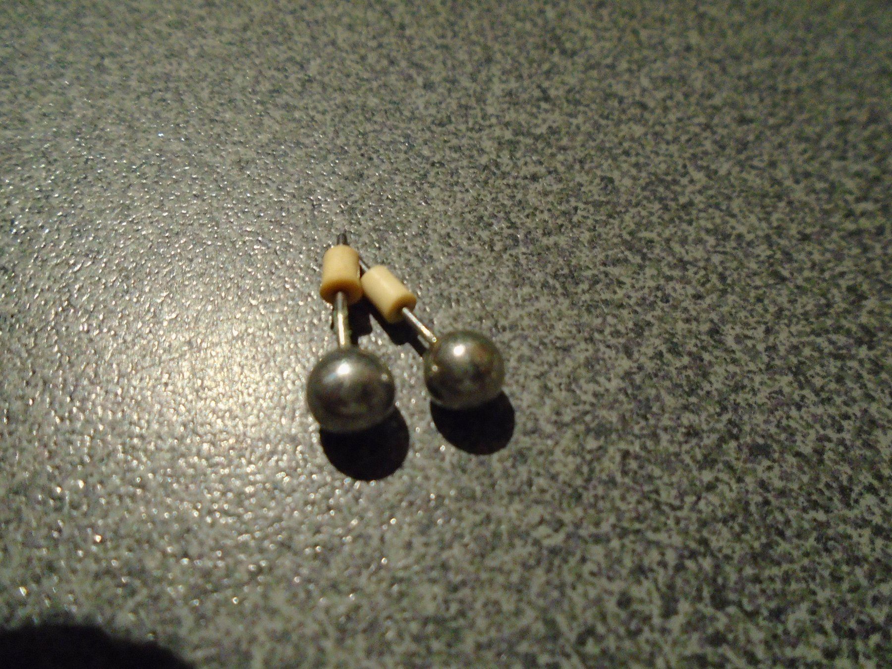 Boucles d'oreille: Ohrstecker Kugel, silberfarbig – D'occasion à Zürich par abraxas1291