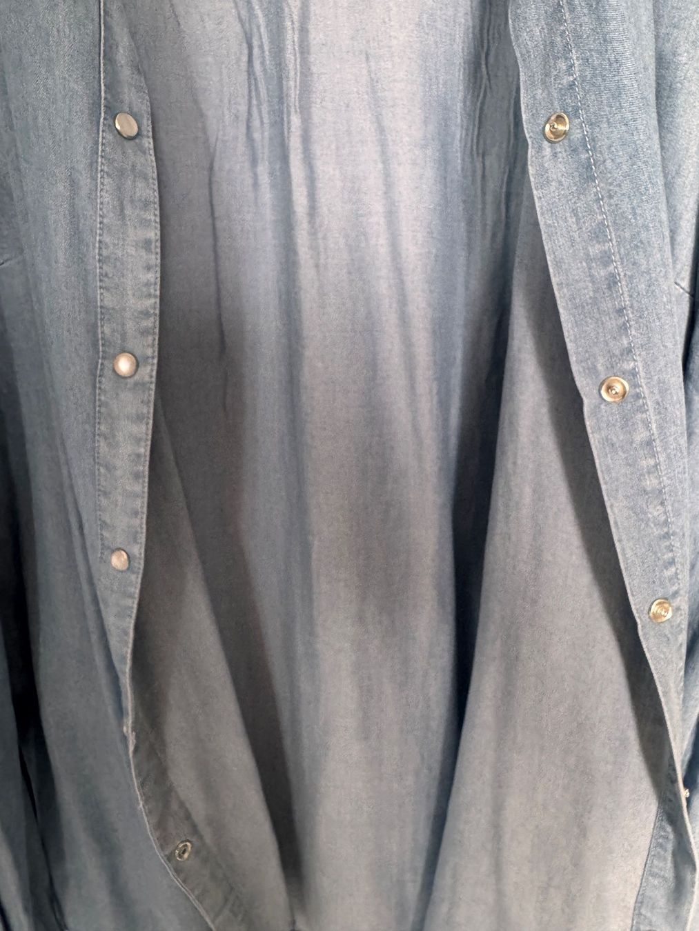 Chemisiers: Damen Bluse Jeans hellblau Grösse M  mit Perlenkragen – D'occasion à Heerbrugg par dwfg 3