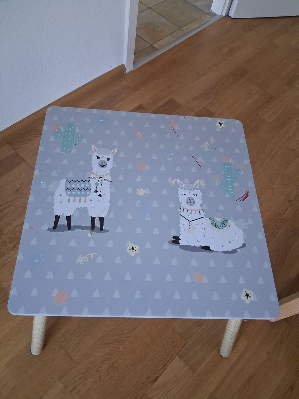 Set de table et chaises: Kindertisch mit 2 Stühlen  – D'occasion à Basel par van_kd55 1