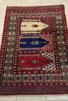 Schöner leichter orientalischer Teppich aus Wolle.