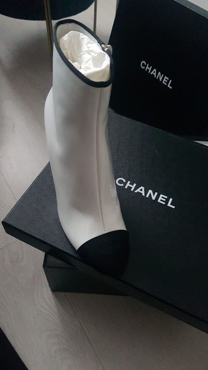 Chanel Scarpe da donna: Bottines Chanel 41 neuves blanches et noires – Nuovo e nell'imballaggio originale da Ropraz venduto da Angy.ruiz 3