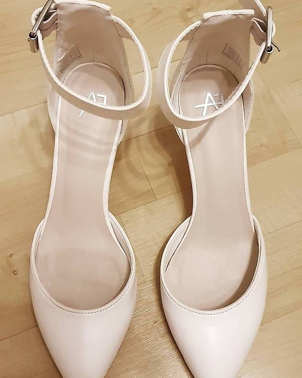 Chaussures femmes: Sandalen weiss Grösse 38 – D'occasion à Langenthal par hab_zw5p 1