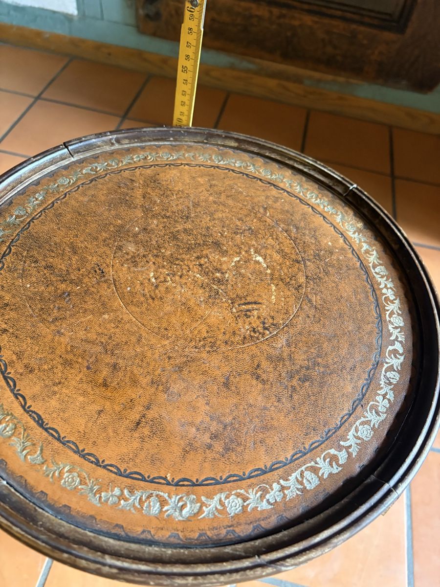 Tables: Teetischchen, leder. Table à thé ancienne cuir décoré – D'occasion à Erlenbach i. S. par yap_q8tb 3