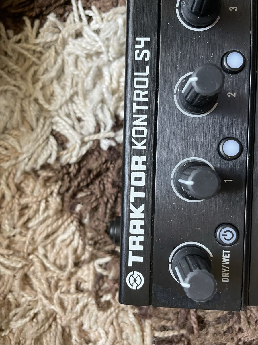 Traktor Console di mixaggio: Traktor Kontrol S4 – Usato da Malans GR venduto da JIKU23 4