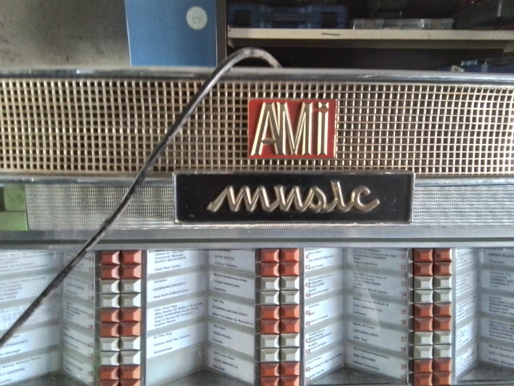 Musiktruhen: Beau jukebox Ami de 1955 dans son jus. – Gebraucht aus Morrens VD von senka