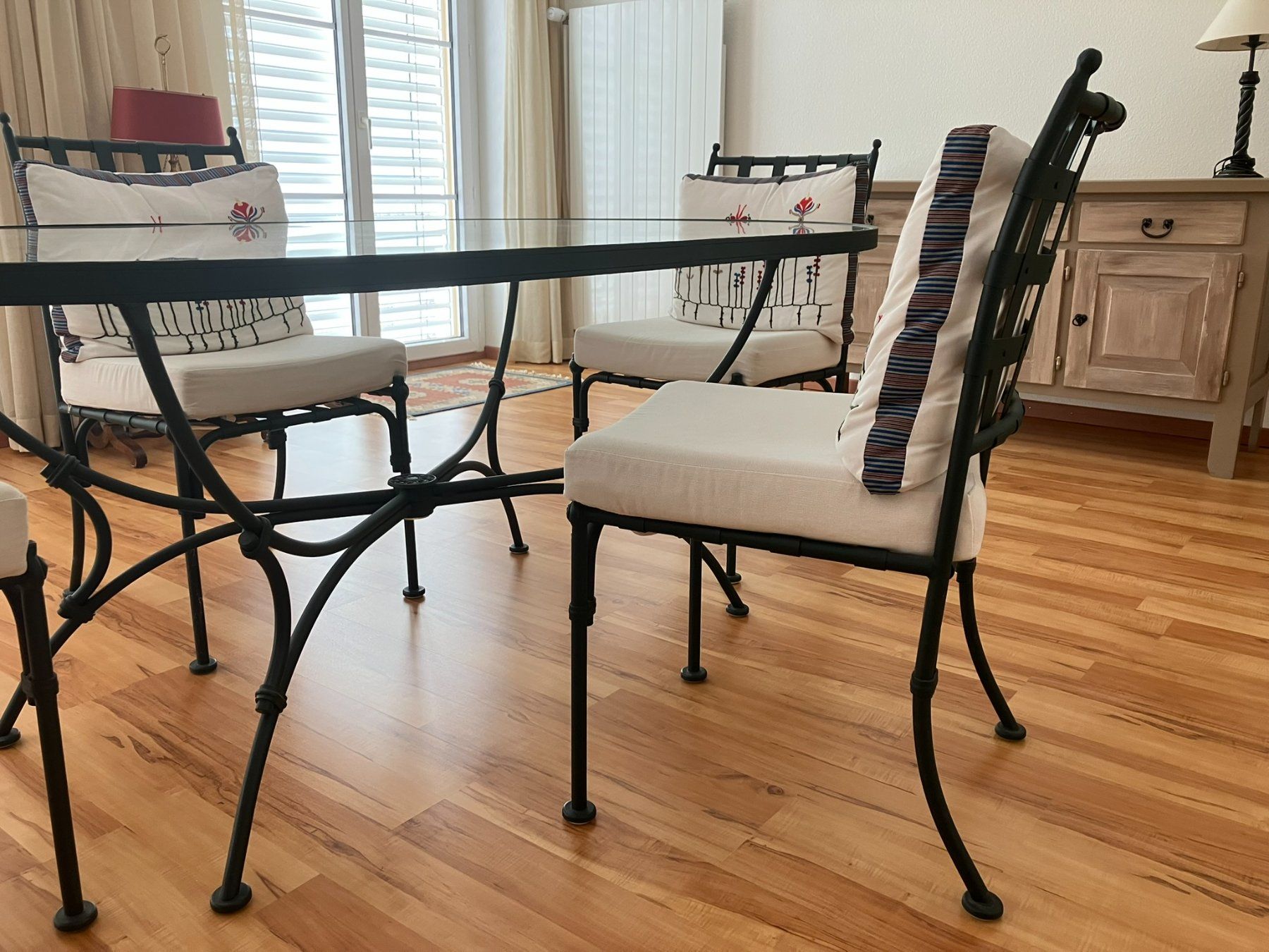 Tables: Table à manger en verre et fer forgé + 4 Chaises – D'occasion à Mies par isa_c2yt 1