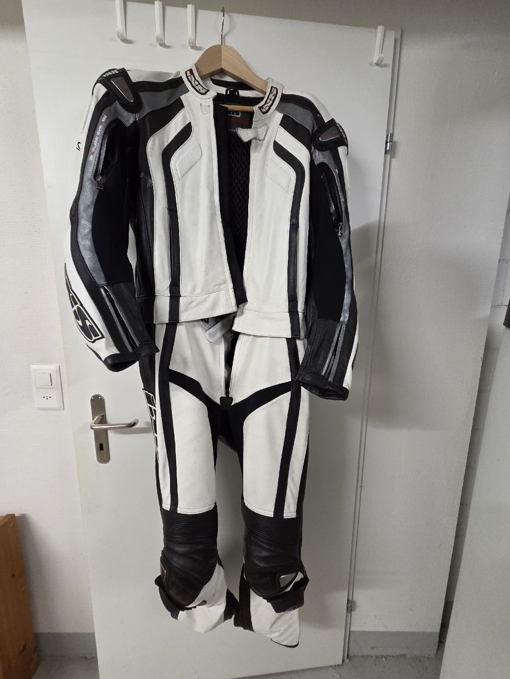 Completi, tute sportive e funzionali: IXS- Motorradkombi 2- teilig – Usato da Eglisau venduto da Dabu7
