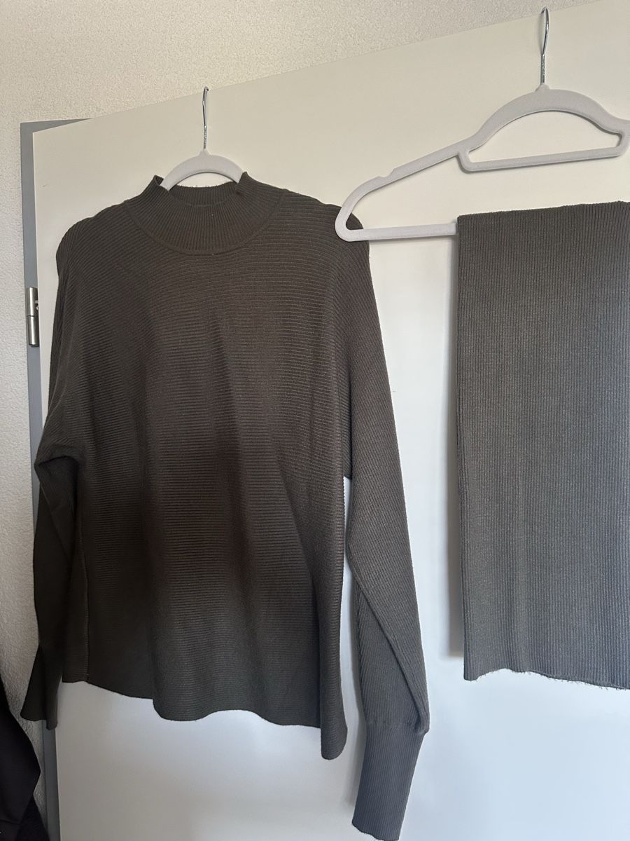 Lots de vêtements: Damen Pullover mit rock anthrazit Grösse S Zustand neu – D'occasion à Reinach BL par Alles_muss_weg00 3