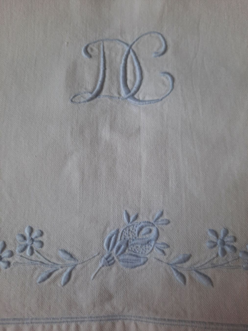 Biancheria da letto: Ancien DRAP, avec MONOGRAMME brodé à la main. – Usato da Le Locle venduto da marylise01 1