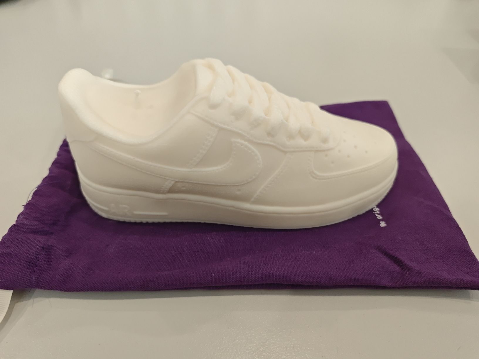 Altro per Eventi aziendali & Feste: Kerze nike airforce one Sneaker-Form weiss 24cm  – Nuovo e nell'imballaggio originale da Niederrohrdorf venduto da TK8700