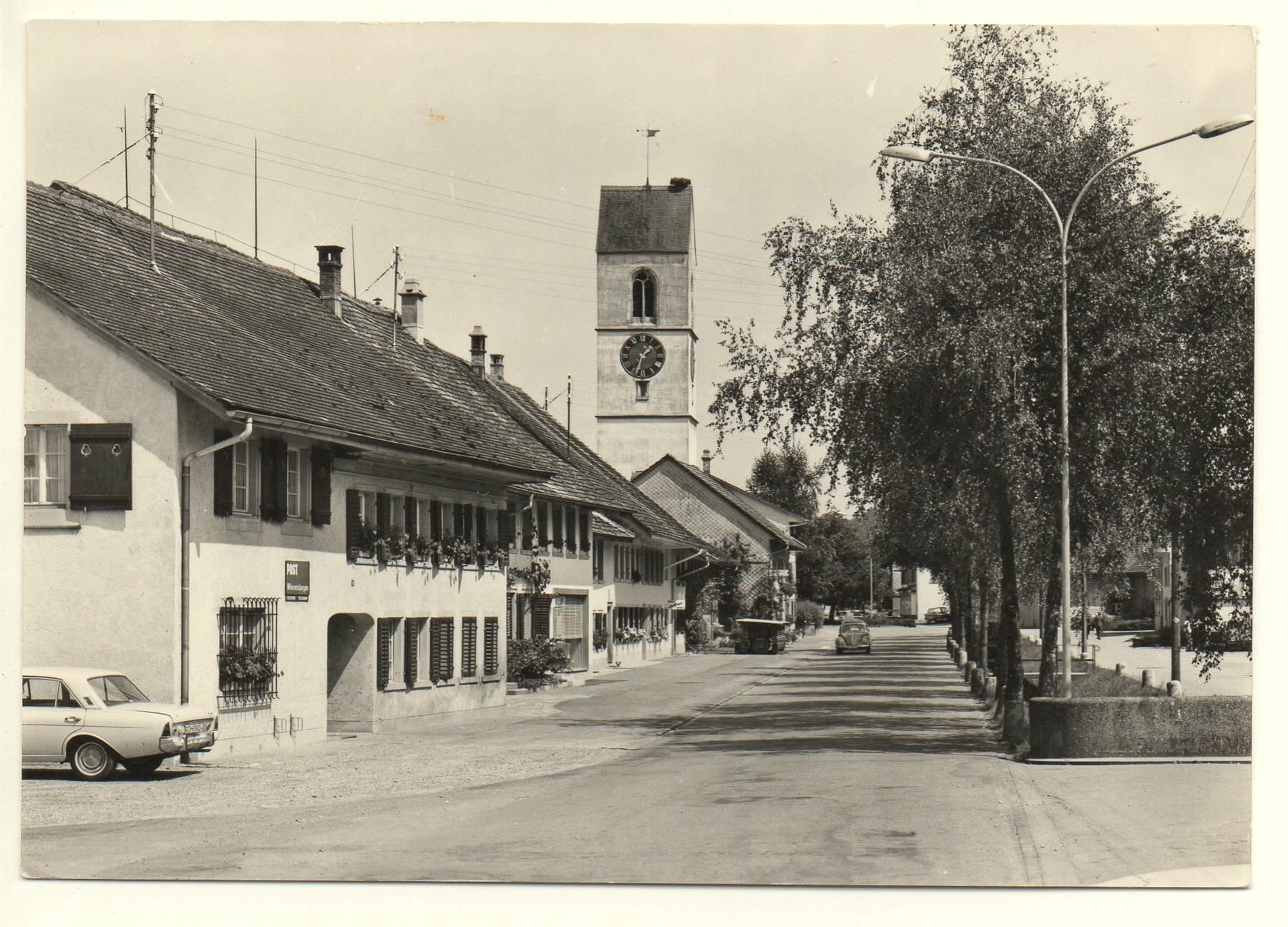 Cartoline postali: WIESENDANGEN ZH Kirche, Post, Auto, VW-Käfer – Usato da Jona venduto da philajona