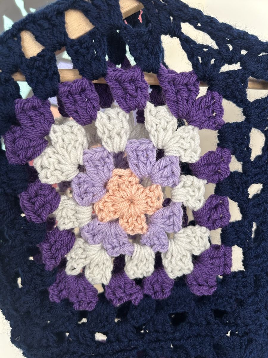Gilets & Westen: Crocheted Vest Navy Purple White Grey – Gebraucht aus Zürich von fan_z5fl 3