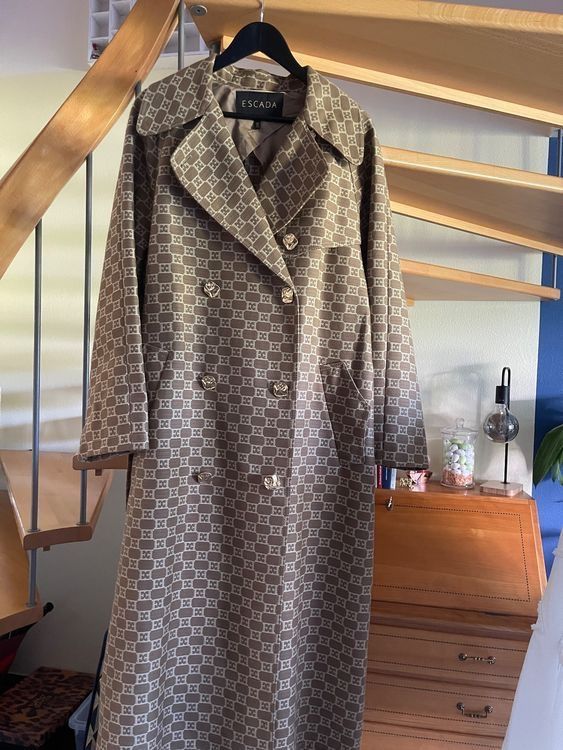Escada Cappotti: ESCADA Luxuriöser Trenchcoat beige Monogramm – Nuovo (secondo la descrizione) da Zürich venduto da STYLEHAUS