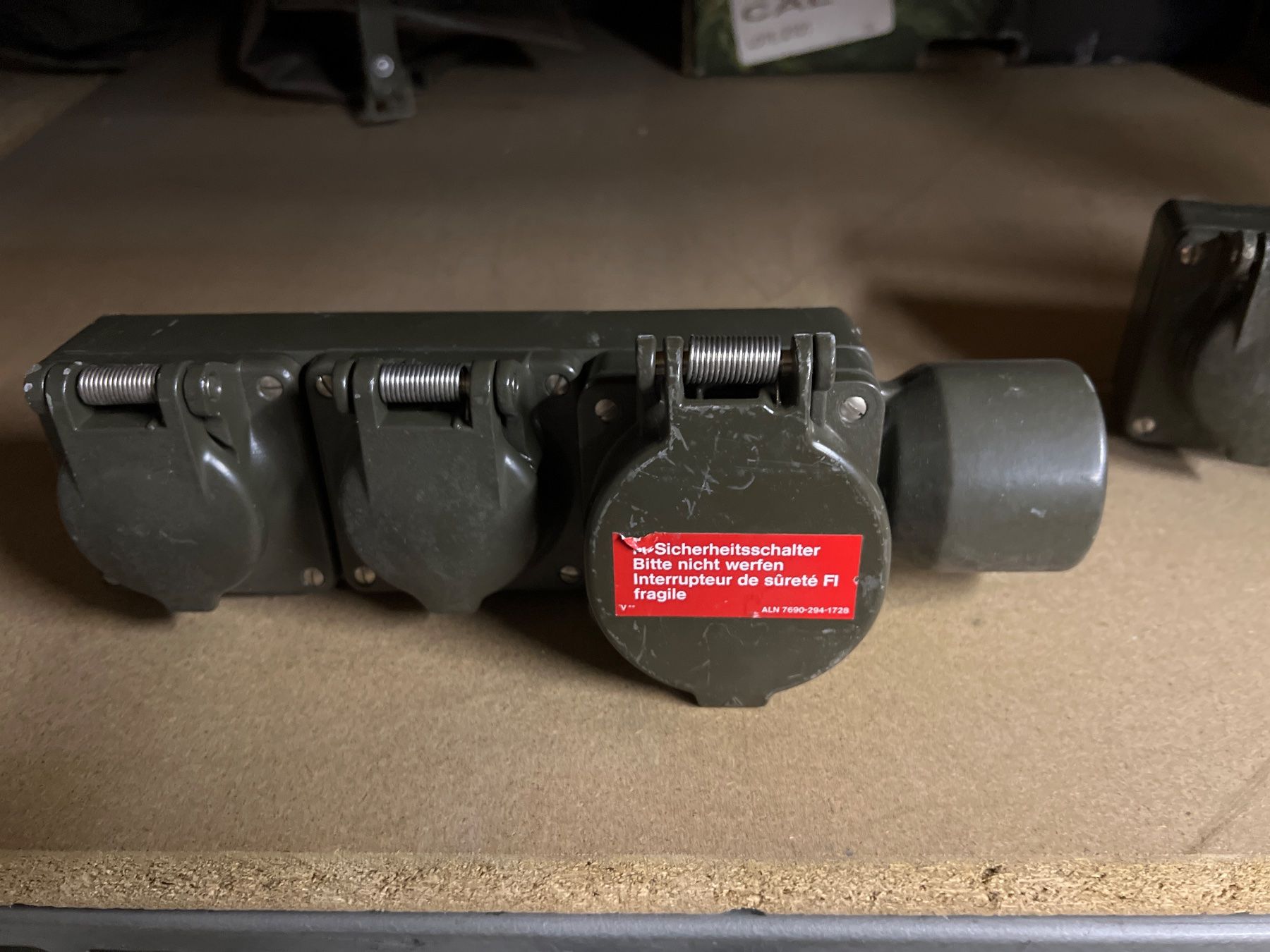 Alimentazione elettrica: 2 Elektroverteiler Metall Armee mit FI – Usato da Thun venduto da IBT1