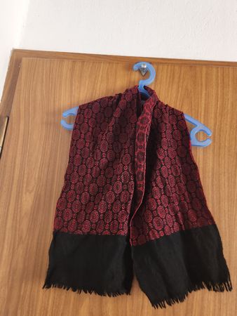 Foulard 100% Schurwolle rouge et noir motif damassé