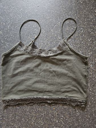 ONLY Pigalle CROP  XS olivgrün mit Spitze 