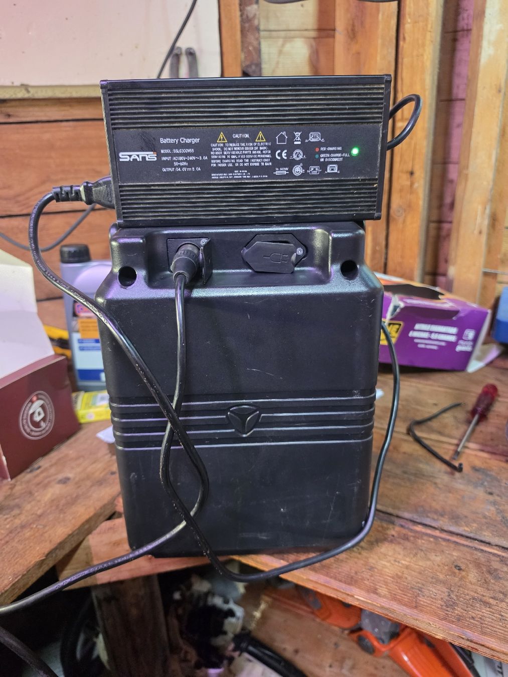 Batteries: E scooter Akku mit Ladegerät SANS  – Défectueux à Ittigen par ste_xt8v