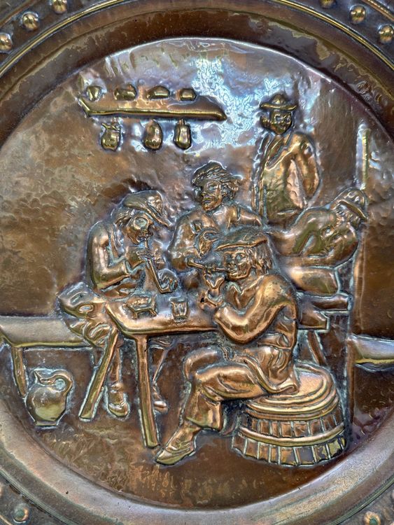 PLATEAU EN CUIVRE repoussé à décor de scènes de taverne dans le goût de