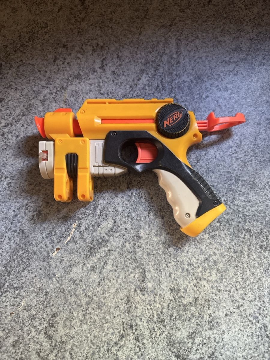 Nerf Giocattoli: 2004 Nerf with Laser – Usato da Cormoret venduto da naaatsiiirt
