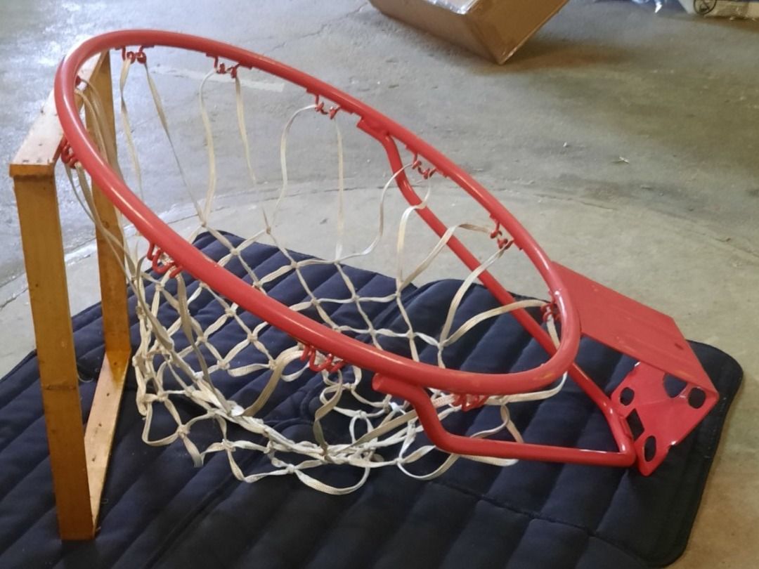 Basketball: Basketballkorb rot – Gebraucht aus Uffikon von  1