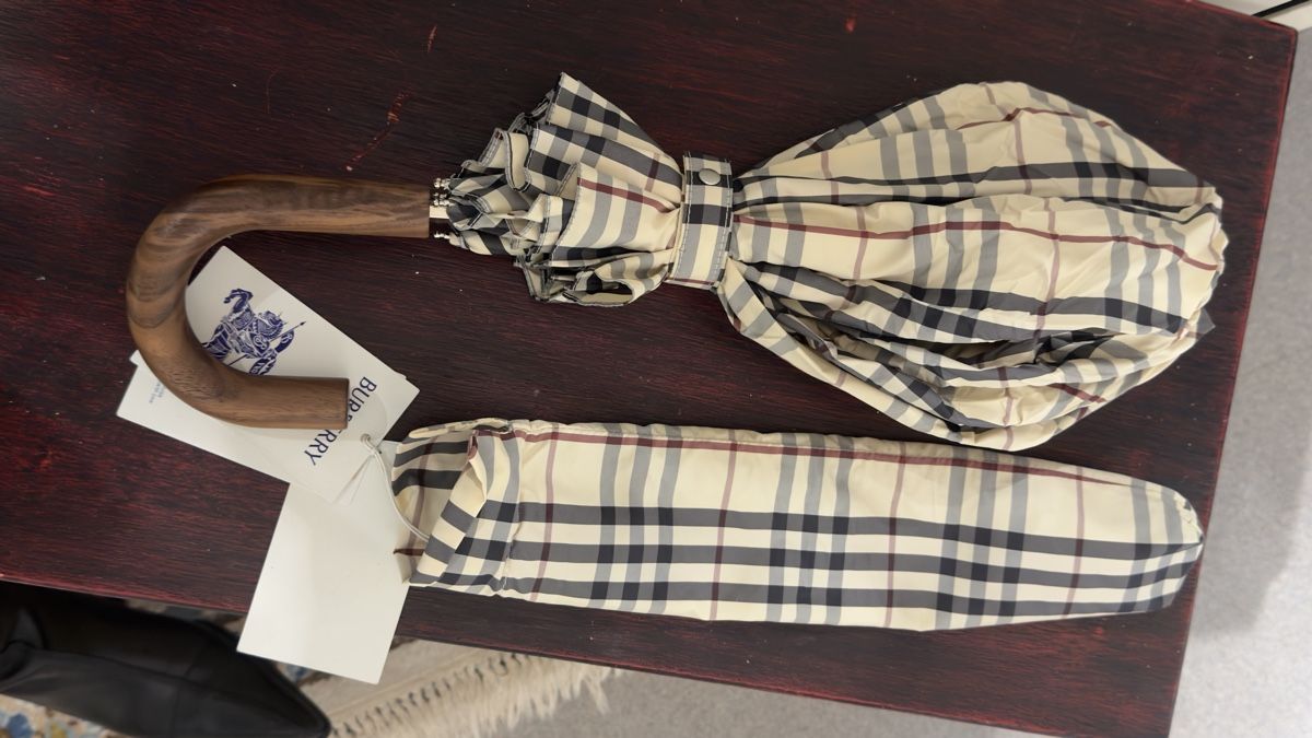Burberry Ombrelli: Burberry Schirm mit Holzgriff, Neu – Nuovo e nell'imballaggio originale da Lachen SZ venduto da HelvetiaLuxury