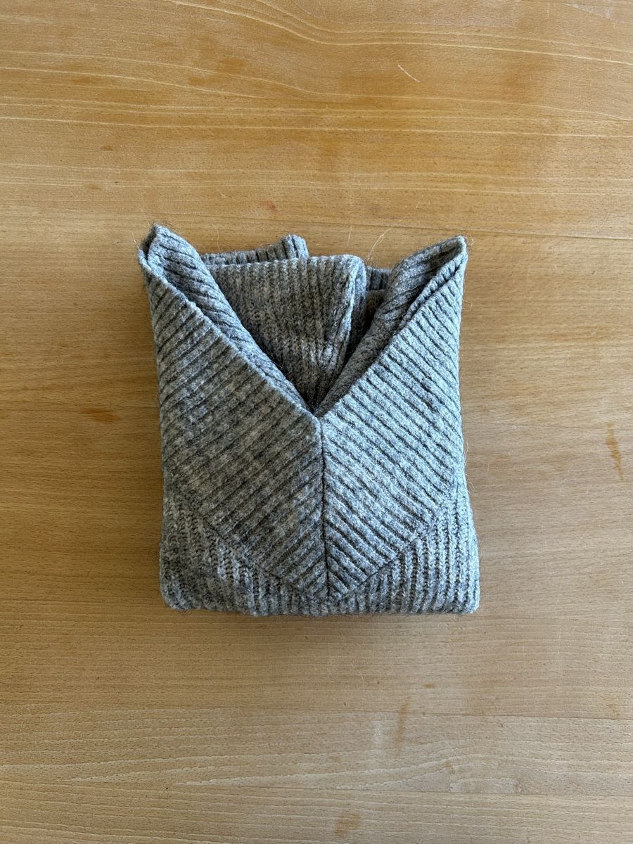 Pullover & Sweatshirts: Pull col en V gris clair, idéal pour l'automne – Gebraucht aus Ardon von cam_f86l 1
