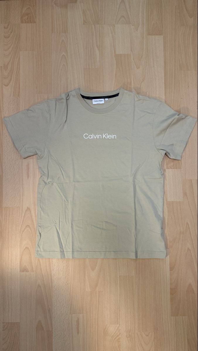 Calvin Klein T-shirt: T-shirt Calvin Klein beige taille M – Usato da Glovelier venduto da nba_9jf8