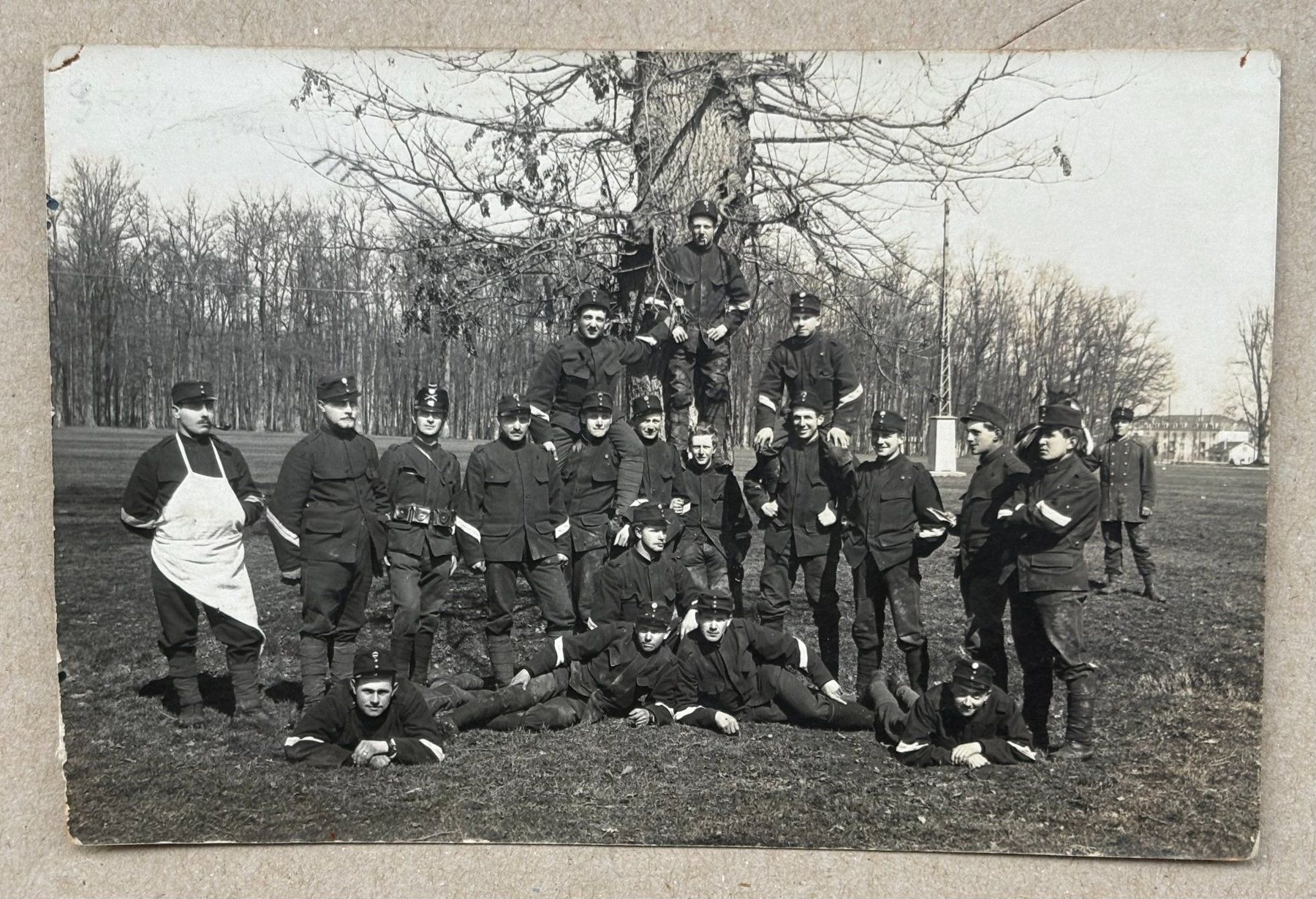 Ansichtskarten: ANSICHTSKARTE SCHWEIZER ARMEE SOLDATEN IM FELDE BAT 42 – Gebraucht aus Ostermundigen von Wyatt-Earp